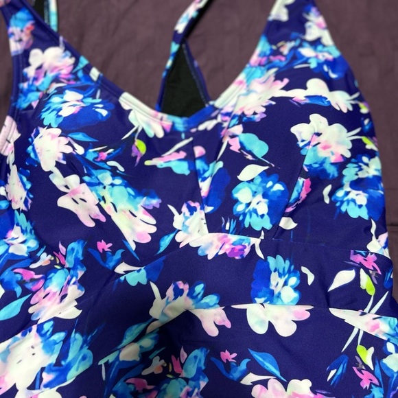 New xl one- piece swimsuit- perfect for summer, the pool, and more - Picture 3 of 10